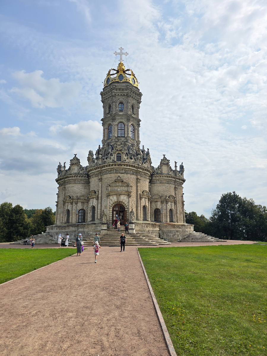 Так сейчас выгляжит церковь Знамения Пресвятой Богородицы в Дубровицах. Фотография Автора.
