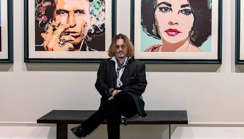 Джонни Депп на своей выставке
