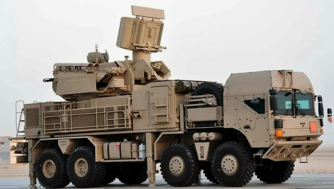 Вот эту, одну из первых моделей "Панциря" на базе транспортёра MAN, наблюдатели нашли накануне в США. Фото Армия ОАЭ