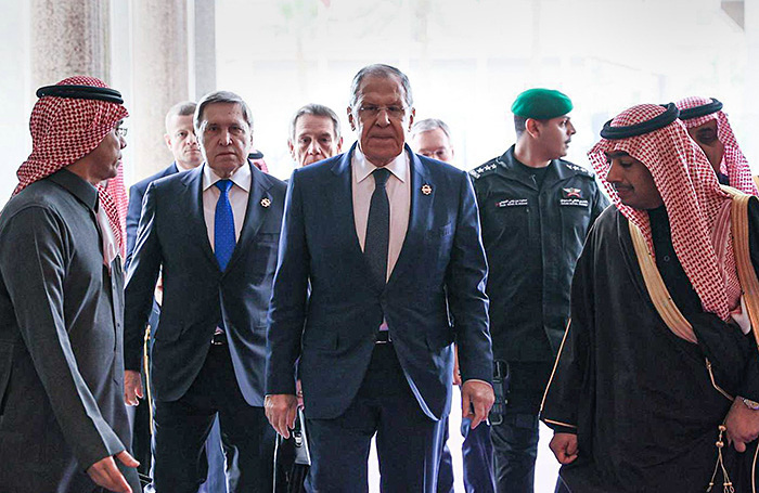    Российская делегация на переговорах в Эр-Рияде. В центре: глава МИД России Сергей Лавров.пресс-служба МИД РФ/ТАСС