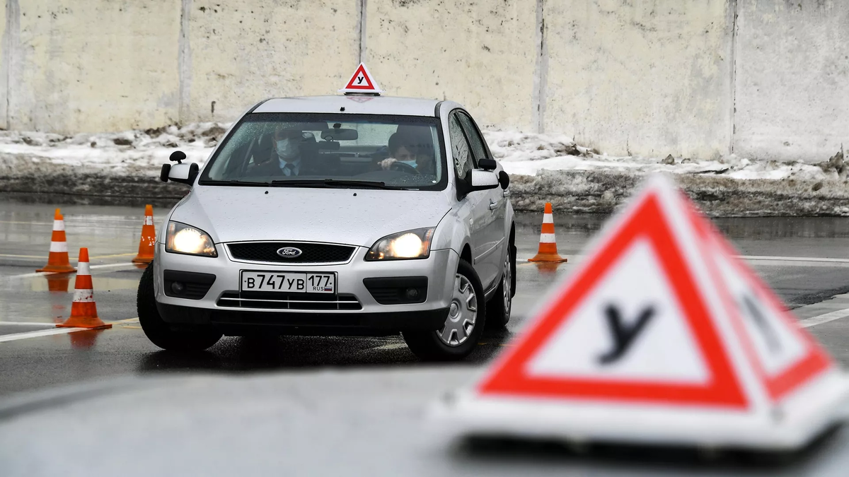 Сдача экзаменов и получение водительского удостоверения в ГИБДД.                                  
Автор фото: Максим Блинов, Источник: ria.ru