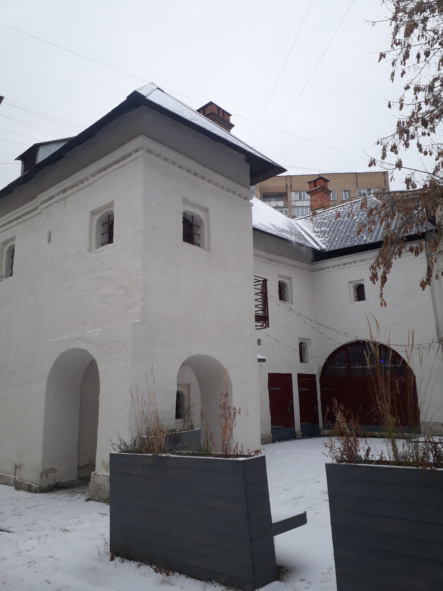 Вид палат со двора