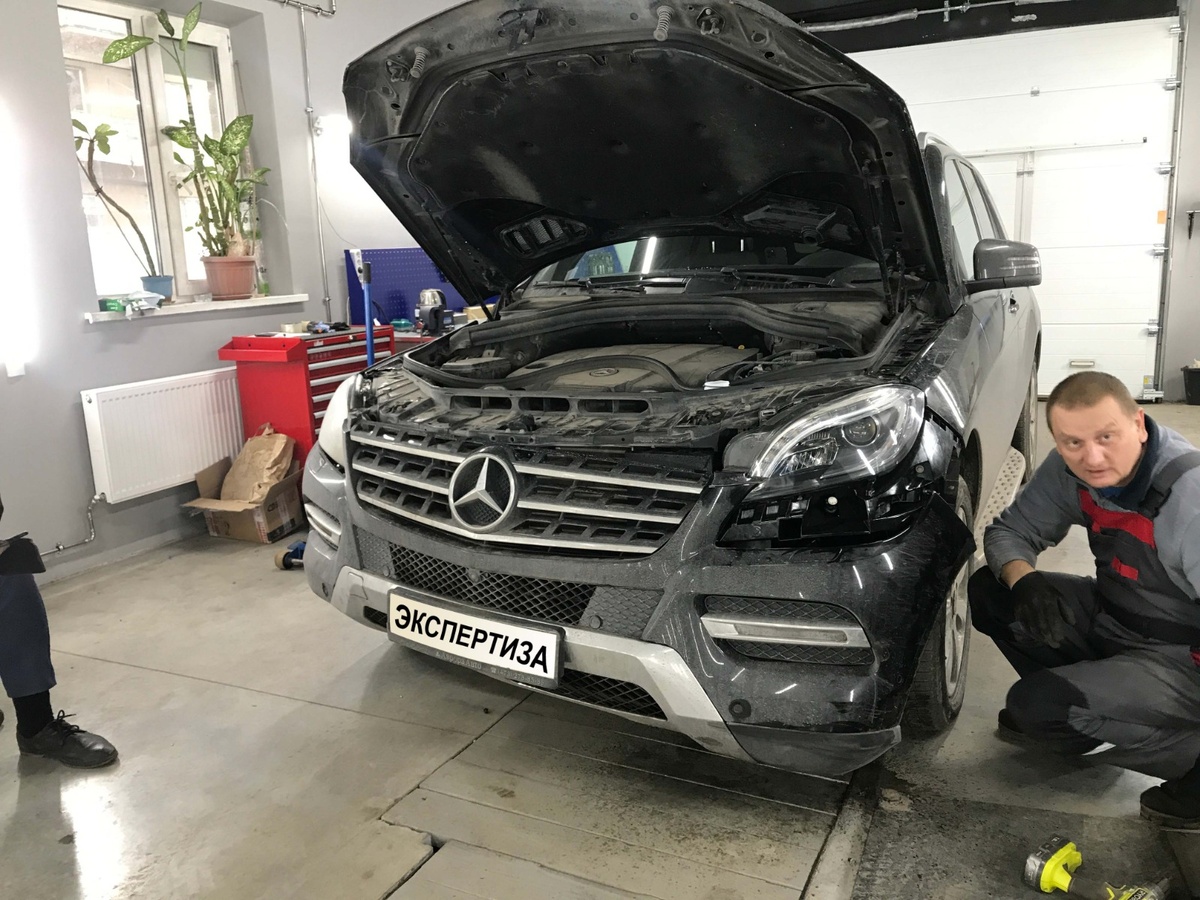 Автомобиль Mercedes-Benz после некачественного ремонта в страховом сервисе, находящийся на независимой экспертизе.