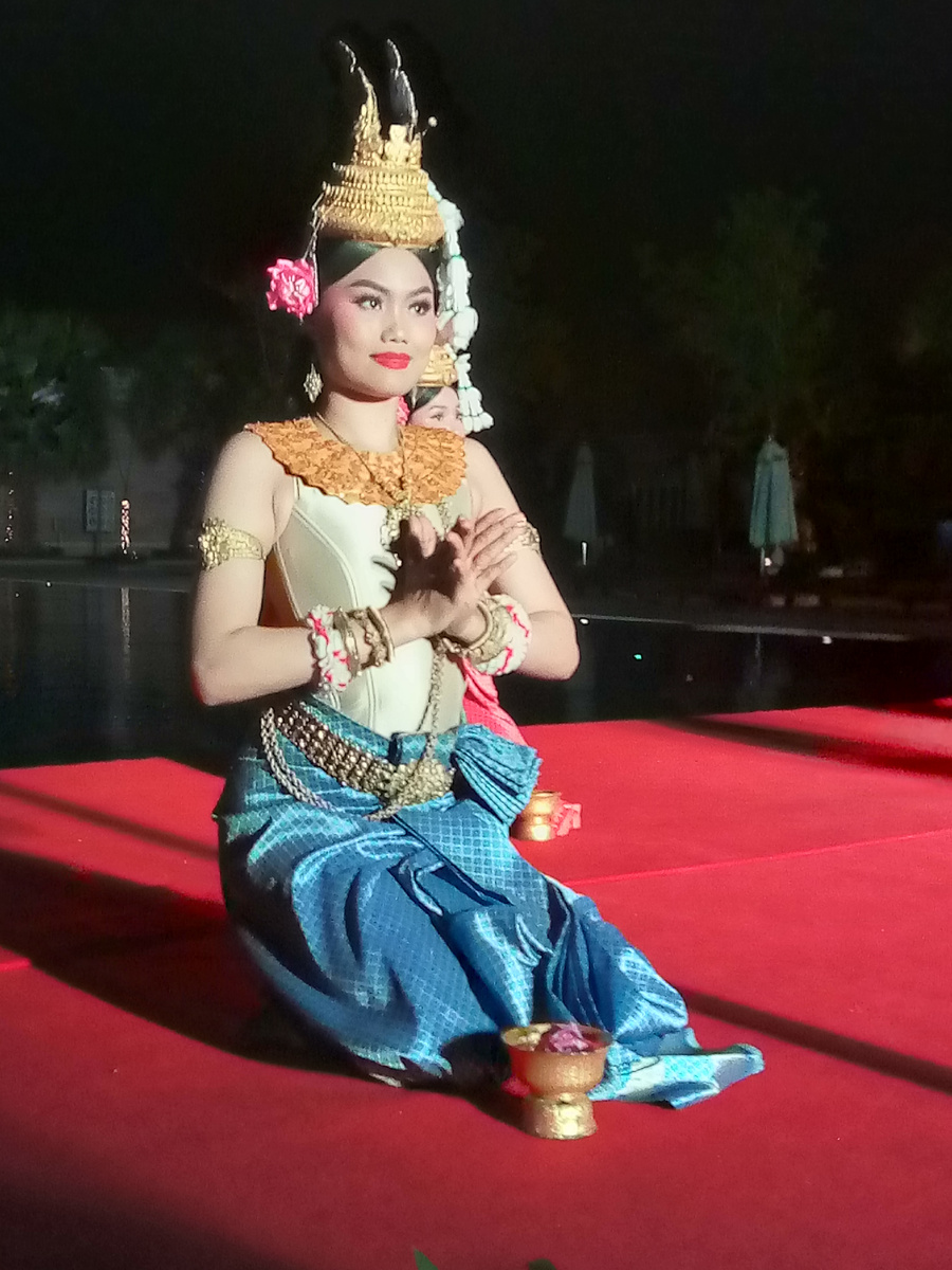 Девушка в национальном костюме. Фото автора.