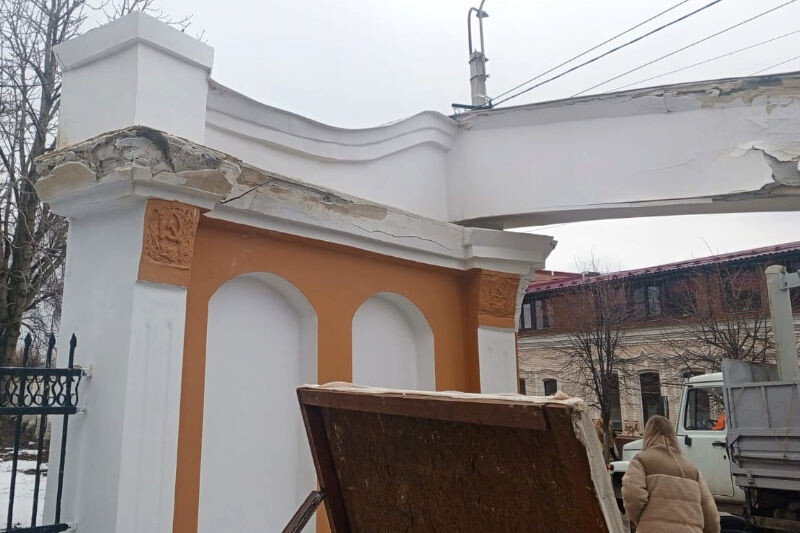    Входная группа парка Комсомольцев-добровольцев разваливается на Масленицу 17 марта (фото Петра Баранова)