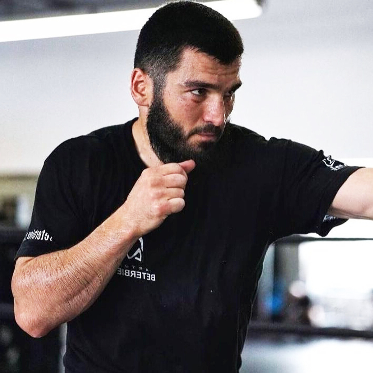 Артур Бетербиев на тренировке