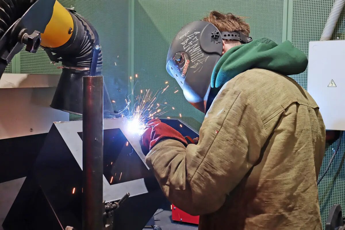    За работой – третьекурсник Технологического колледжа Лев Ларичев. Фото Василия ДУБОВСКОГО