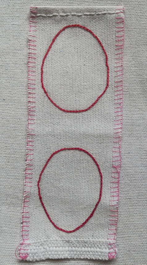 Тамбурный шов выполнен в одну ниточку мулине фирмы Гамма, цвет № 0012.