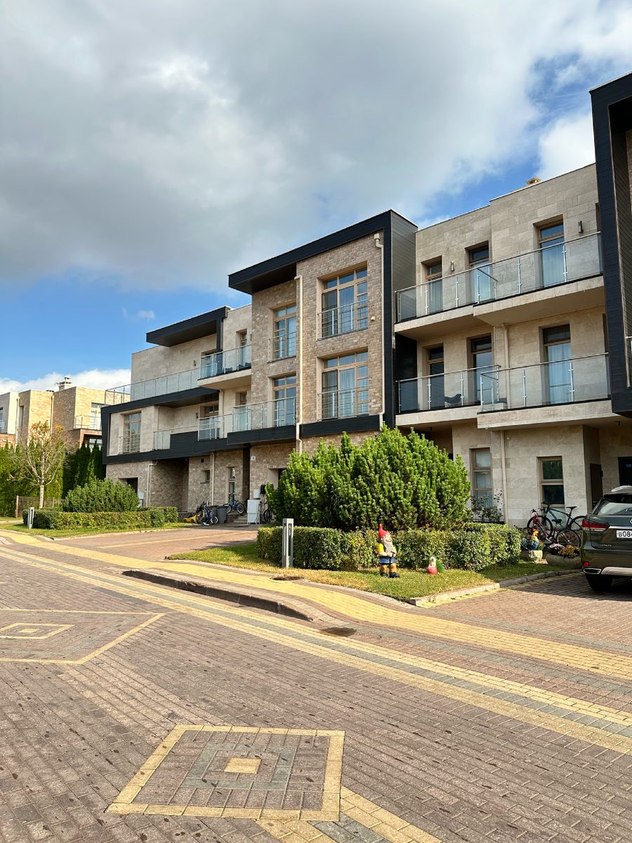 КП Парк Авеню, реставрация окон из лиственницы в таунхаусе