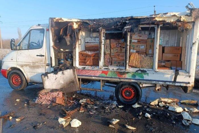 На автодороге Васильевка – Днепрорудное ВСУ с помощью FPV-дрона атаковали гражданский автомобиль, источник – Телеграм-канал Днепровский Рубеж