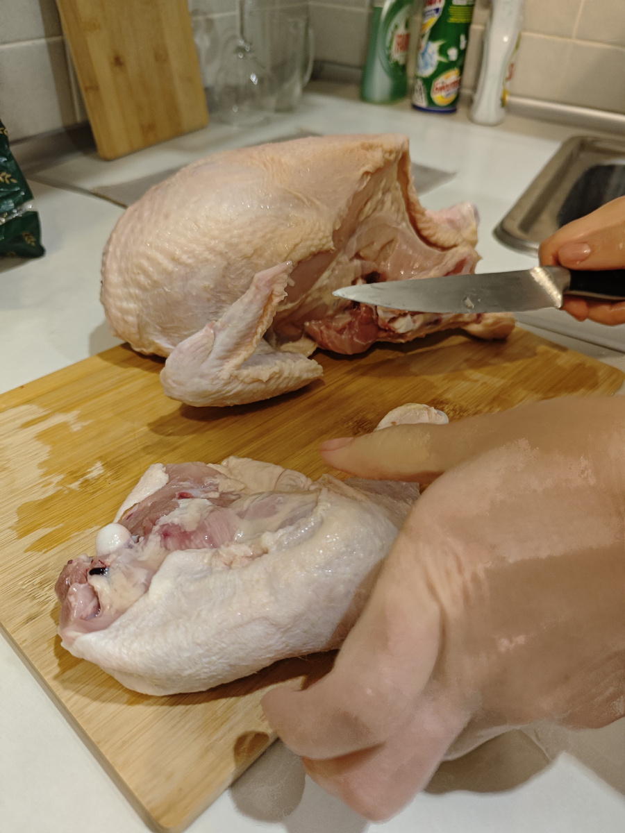 Разрезаем курицу. 