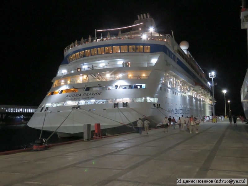 Лайнер Astoria Grande в турецком Чешме