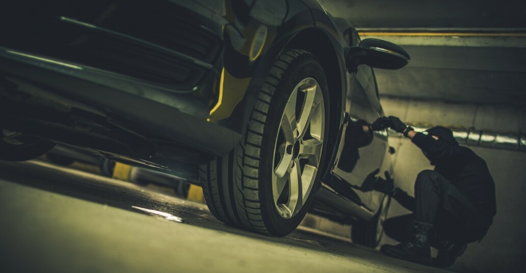 FREKKE TYVER: Tyvene bryter seg ikke bare inn i garasjer. De stjeler hjulene mens bilen står utenfor huset. Foto: Colourbox