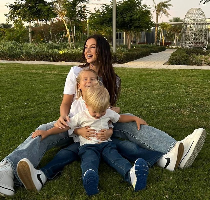   Нюша с детьми. Фото: соцсети