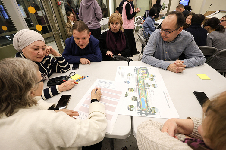    Небольшой зал библиотеки №27 накануне собрал наиболее активную аудиторию для обсуждения благоустройства второй очереди бульвара на Серова.   
Фото: Андрей Титов