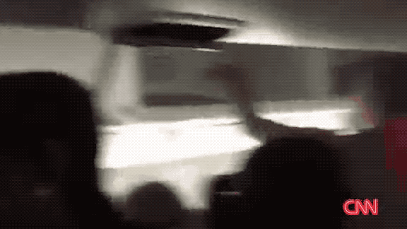 Кадры, снятые сразу после крушения, показывают хаос внутри кабины. Источник видео: CNN