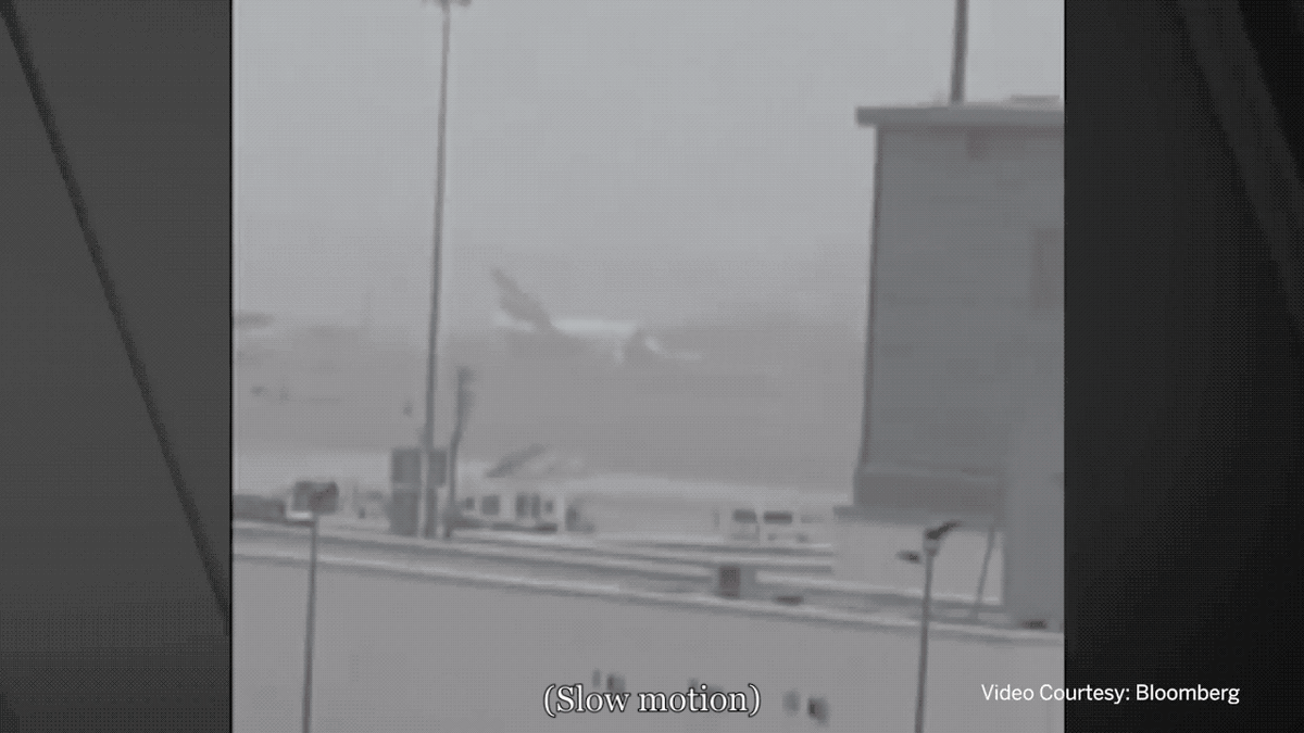 Камеры видеонаблюдения зафиксировали взрыв, а также огромный кусок обшивки крыла, который взлетел в воздух. Источник видео: Bloomberg
