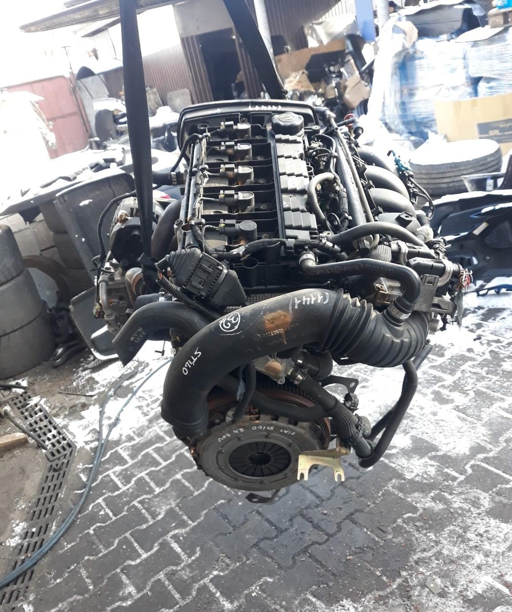 На фото контрактный двигатель - фото перед выгрузкой и приемкой на складе