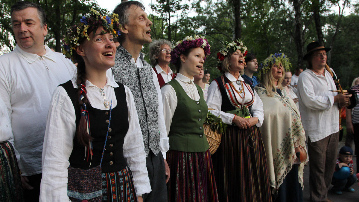 Люди в национальной латышской одежде © Sputnik