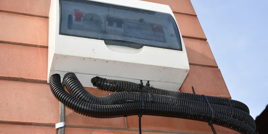 Как правильно, безопасно и экономно «подключить» хозблок на приусадебном участке