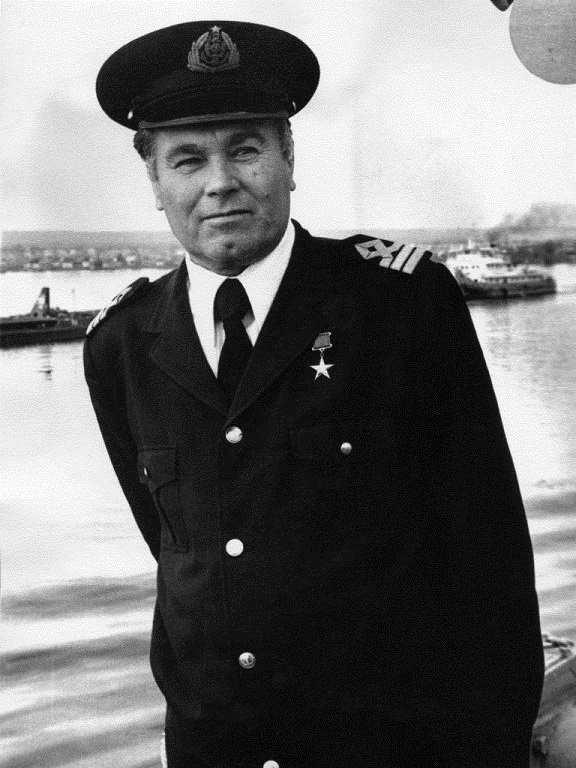 Семен Алексеевич Солкин прошел славный путь — от тракториста до Героя Соцтруда. Фото warheroes.ru