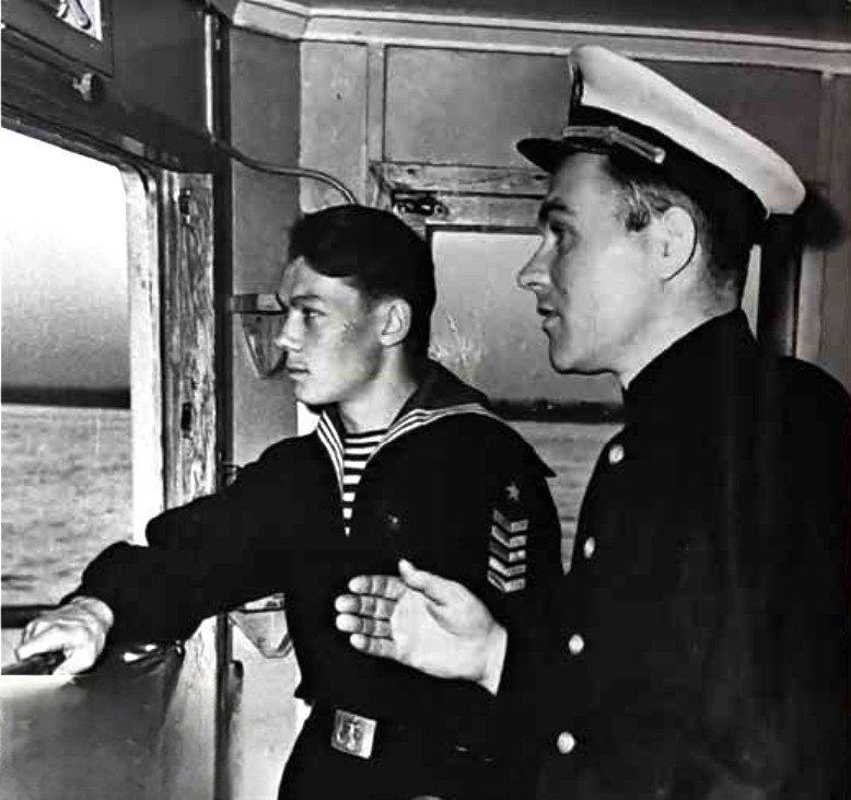 С.А. Солкин (справа) в штурманской рубке теплохода «Никополь». Начало 1960-х гг. Фото из архива Волжского пароходства.