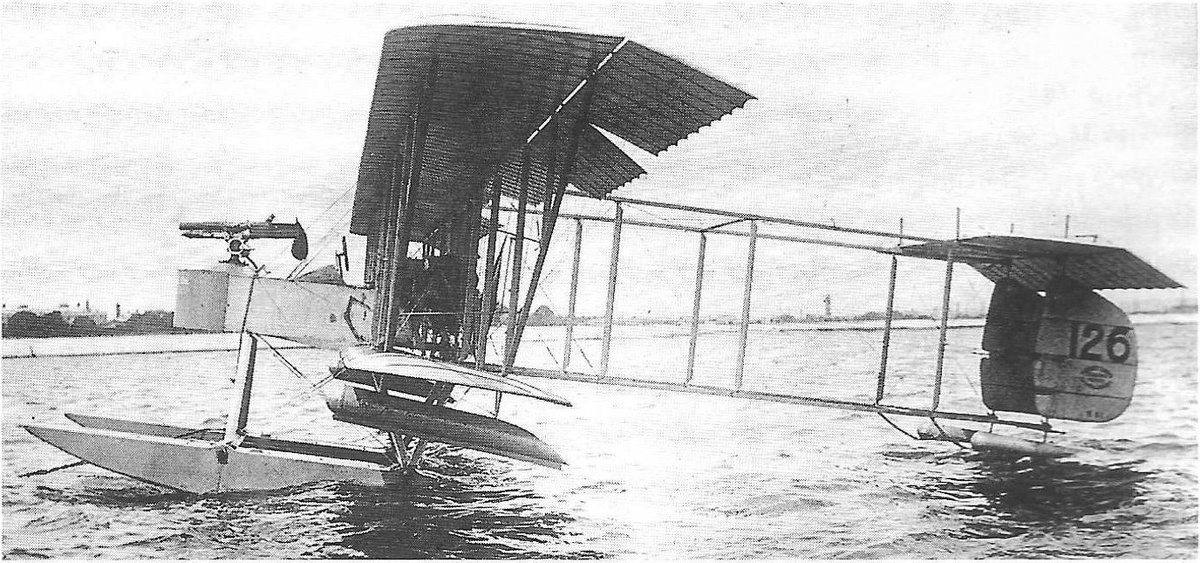 поплавковый гидросамолёт Short S.81 Gun Carrier (номер Адмиралтейства 126) пришвартован в Калшоте в 1914 году. Поплавки на законцовках нижнего крыла были необходимы, поскольку установка 1½-фунтовой пушки Vickers настолько увеличивала массу самолета, что при разворотах по время рулежек возникал риск удара законцовки о воду. Снимок из коллекции А. А. Джексона
