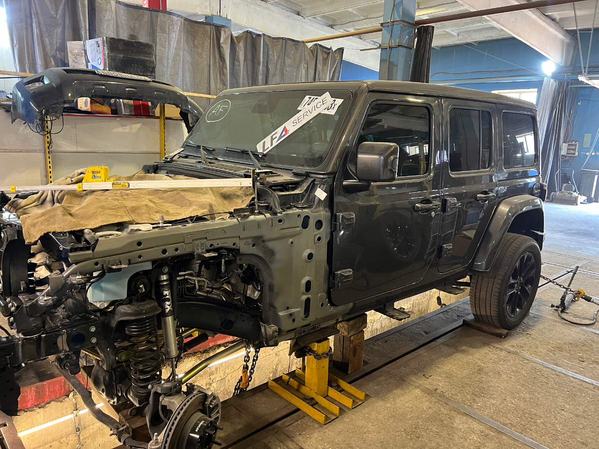 Ремонт рамы внедорожника после ДТП. Jeep Wrangler в LFA Service