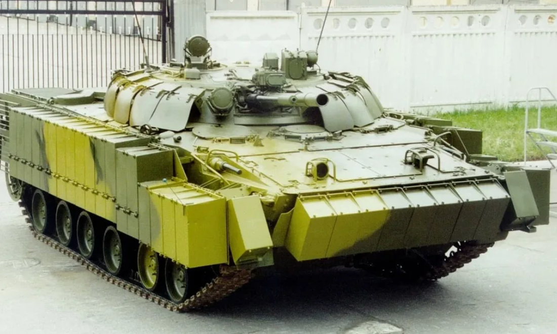В таком обвесе, с динамической бронёй "Кактус", БМП-3 больше подходит под модную концепцию "лёгкого танка". Но это одна из самых вооруженных боевых машин пехоты на планете. Фото производителя Курганмашзавод