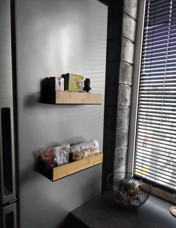 Вам не придется сверлить отверстия в стене или использовать клей. Это позволяет легко перемещать подставку при необходимости.