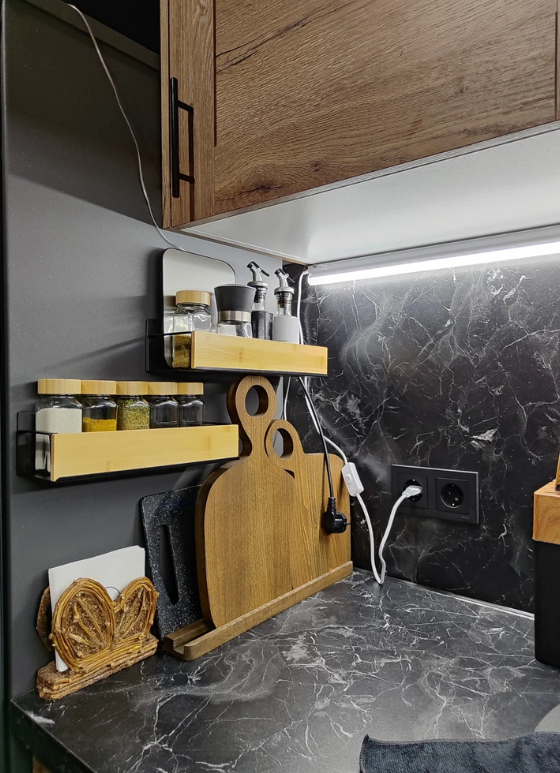 Представляет собой набор полок без сверления, которые можно установить на боковой стенке холодильника, на микроволновую печь или любую другую металлическую поверхность. 