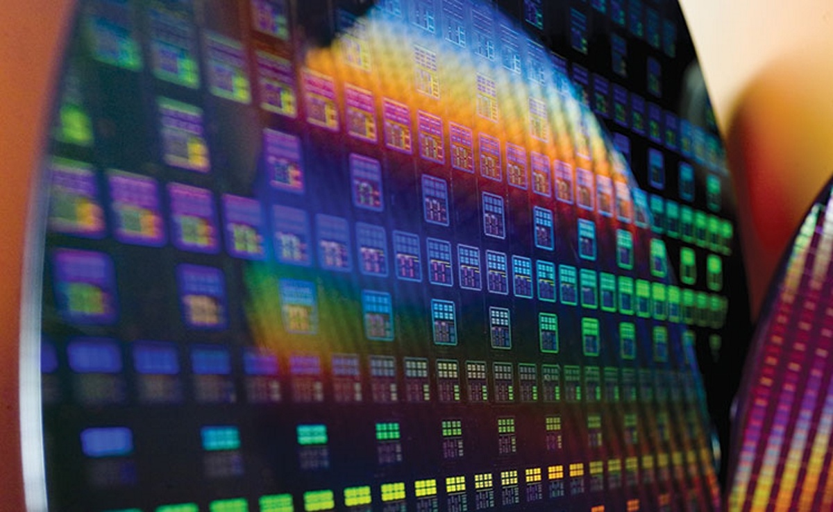 Полупроводниковая пластина с микрочипами тайваньского производителя TSMC, обладателя крупнейшего в мире парка EUV фотолитографов. Изображение: pr.tsmc.com