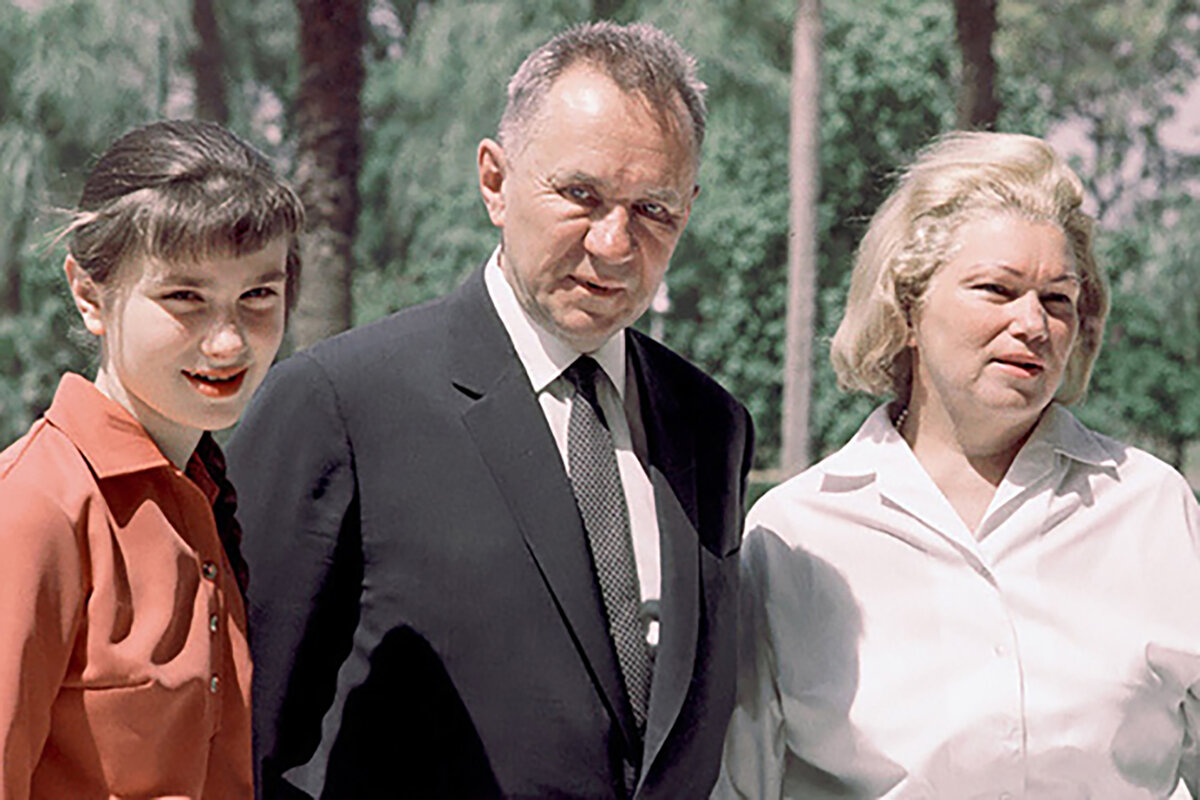 С дочерью Людой и женой Клавдией