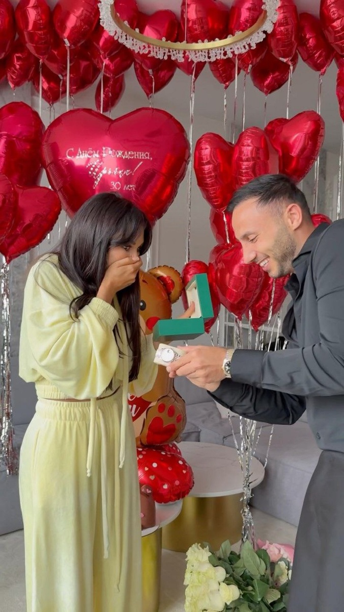 Арай Чобанян поздравляет Ирину Пинчук с юбилеем. Фото: соцсети Ирины Пинчук 