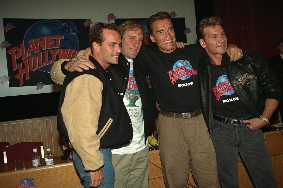 Арнольд Шварценеггер перед открытием ресторана «Планета Голливуд», 1996 год