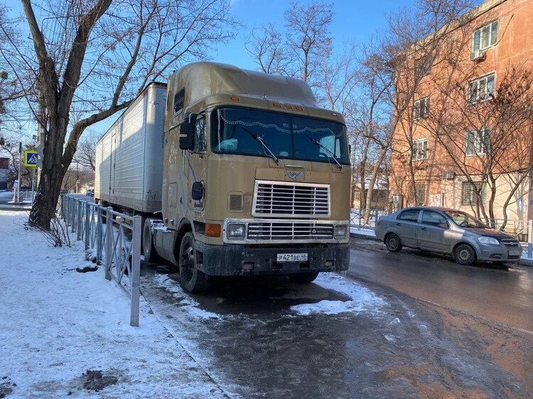 Фура почти месяц стоит на перекрестке улиц Калинина и Павленко. Фото: Александра ТИМОЩЕНКО