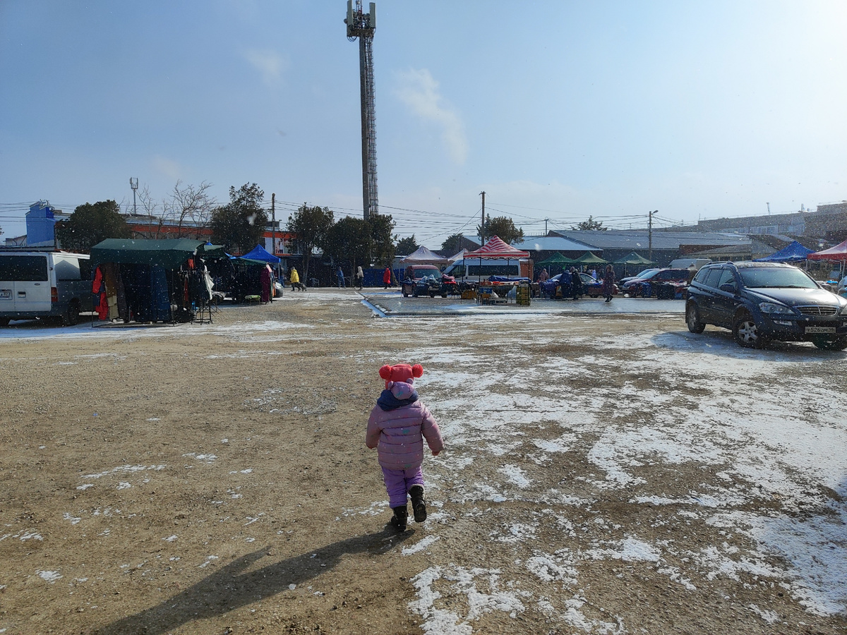 заходим на рынок. Часть продавцов уже уехали, а часть не приехали, так как холодно, снег на полпути к нам. 