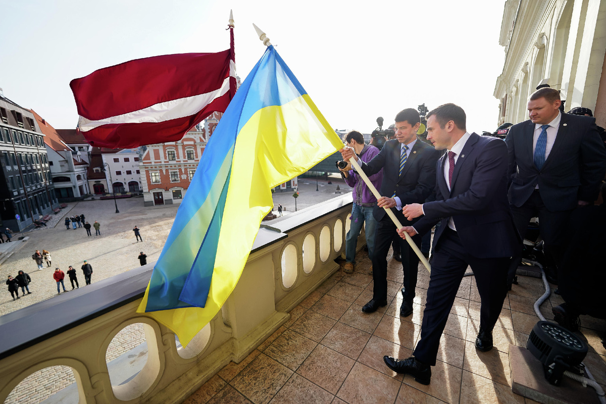 Рижские власти водружают украинский флаг на здании мэрии © Sputnik
