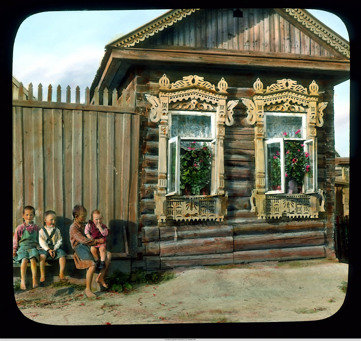 Цветы на окне крестьянского дома в деревне около 100 лет назад