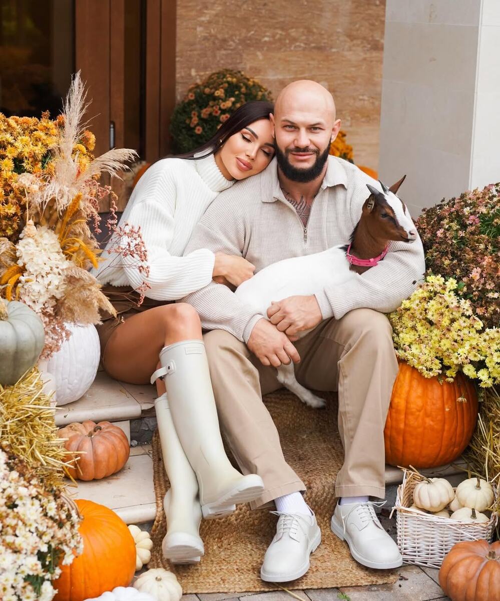 Оксана Самойлова и Джиган с козой