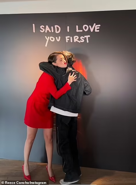 Селена Гомес удивила поклонников во время рекламной акции Rare Beauty в Лондоне во вторник, позволив им посмотреть, как она исполняет свой ещё не выпущенный сингл