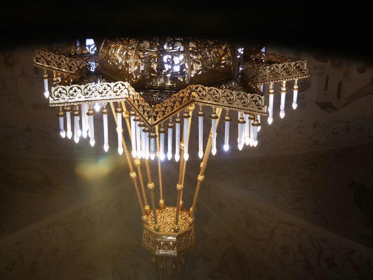 Паникадило в отражении святой воды в водосвятном баке.
Храм свт.Иова.
Воскресный день. Февраль 2025.Москва