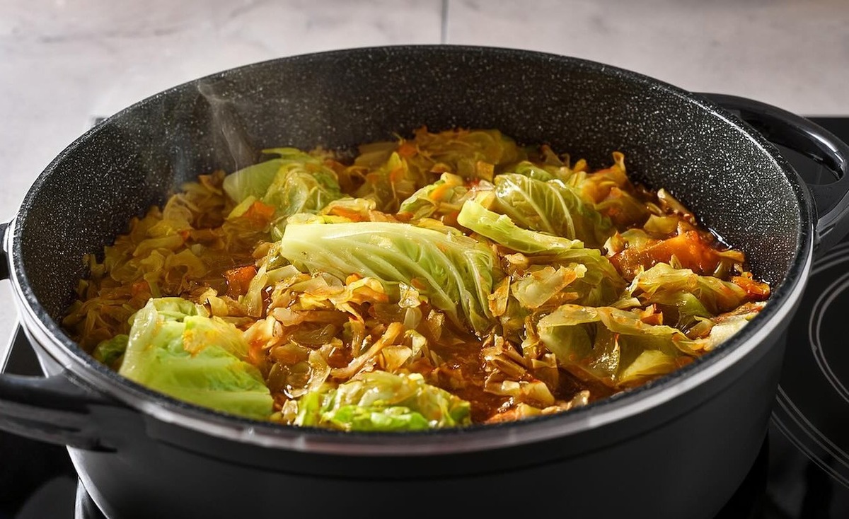 Забудьте о неприятном запахе при жарке капусты: секрет опытных хозяек с добавлением молока / Фото: Pogovorim.by