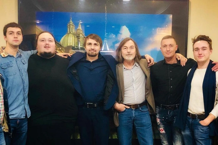 Никас Сафронов с пятью сыновьями: Александром, Лукой, Стефаном, Дмитрием и Ландином