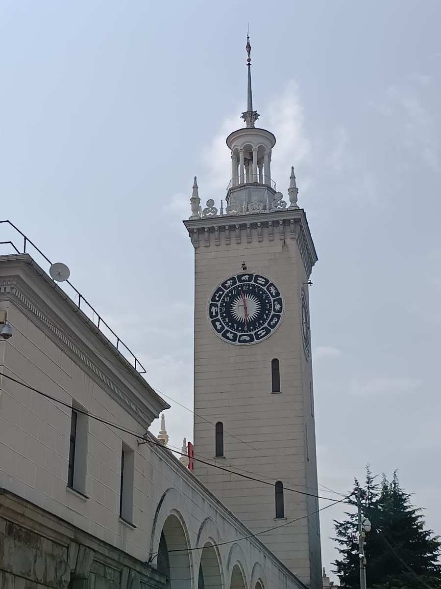 Часы на вокзале в городе Сочи и там как раз змееносец во всей красе. 