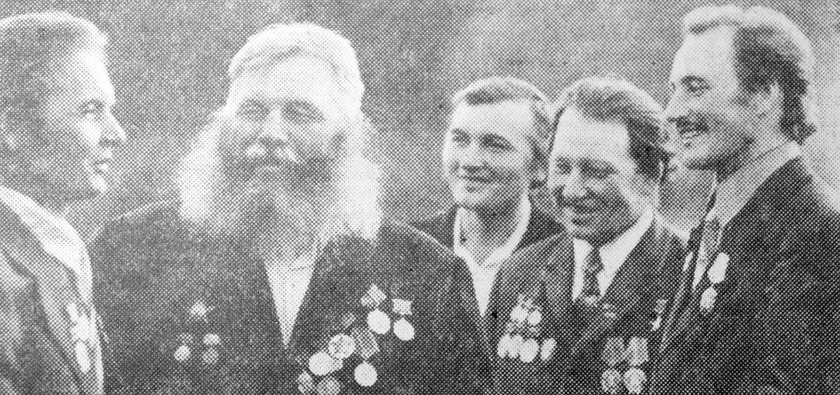 Бригадир Матвей Сухомлинов, слесарь Николай Михайлов, кузнецы Николай Волощук и Михаил Васильченко, и слесарь Яков Чистеев