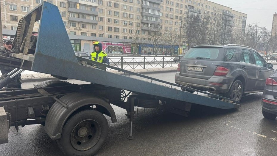    Эвакуация автомобиля в рамках рейда, в ходе которого сотрудники ГАИ проверили машины с иностранными номерами в Петербурге, февраль 2025 года. Автор фото: Пресс-служба ГУ МВД по Петербургу и Ленобласти