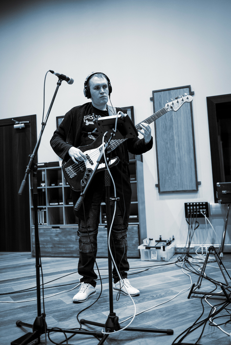 Сергей Шахов, автор музыки и аранжировки, инструментальных партитур, исполнитель партий кларнета, баса, акустической гитары