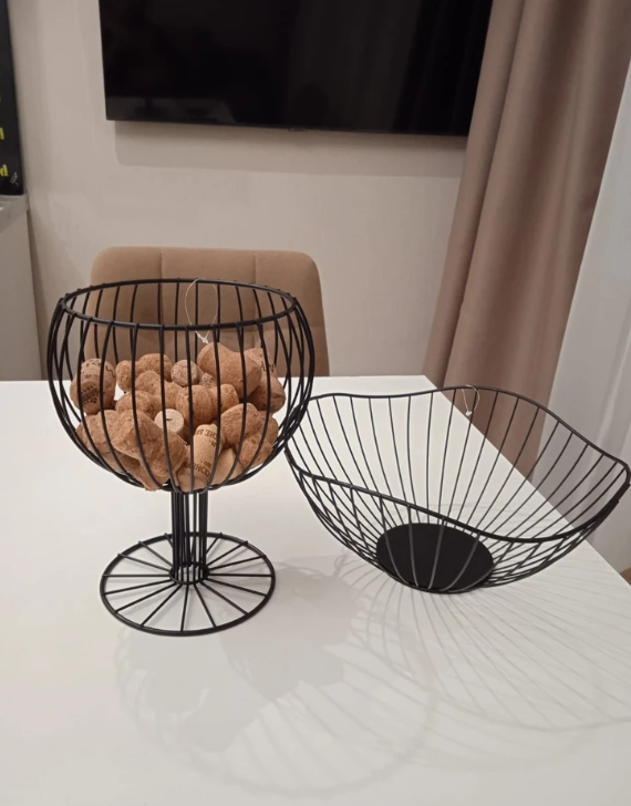 Черная металлическая фруктовница, наполненная любимыми фруктами, ягодами, овощами или выпечкой придаст уют вашей обеденной зоне и станет украшением интерьера.