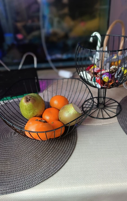 Посуда для фруктов на стол выполнена в лаконичном черном цвете, который легко вписывается в любой интерьер, из прочной нержавеющей стали, что обеспечит долгий срок службы.